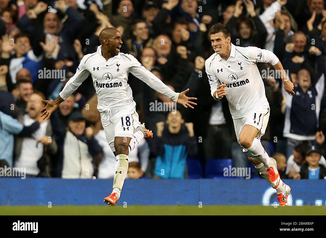 Jermain Defoe (a sinistra) di Tottenham Hotspur festeggia il suo secondo goal con il compagno di squadra Gareth Bale Foto Stock