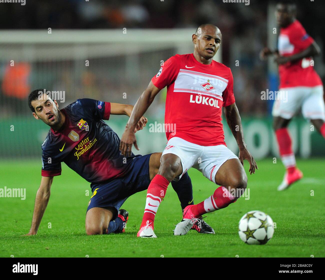 Sergio Busquets di Barcellona e l'Ari di Spartak Mosca combattono per la palla Foto Stock