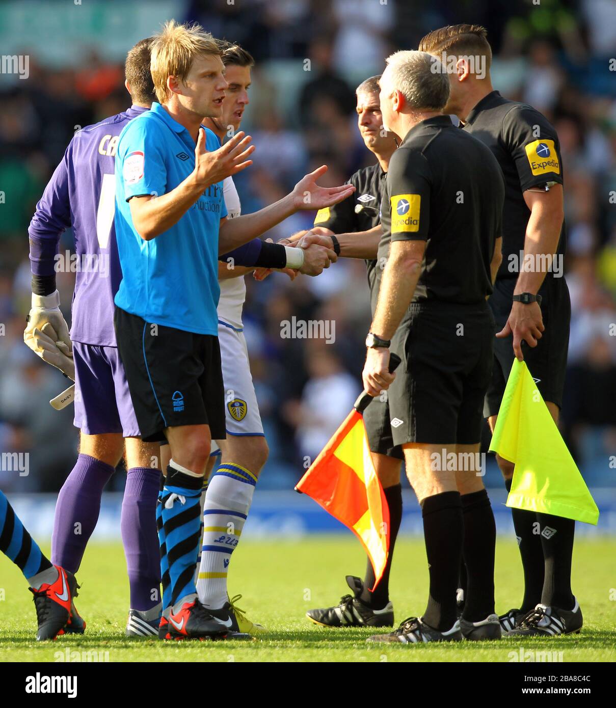 Dan Harding di Nottingham Forest parla ai funzionari della partita Foto Stock