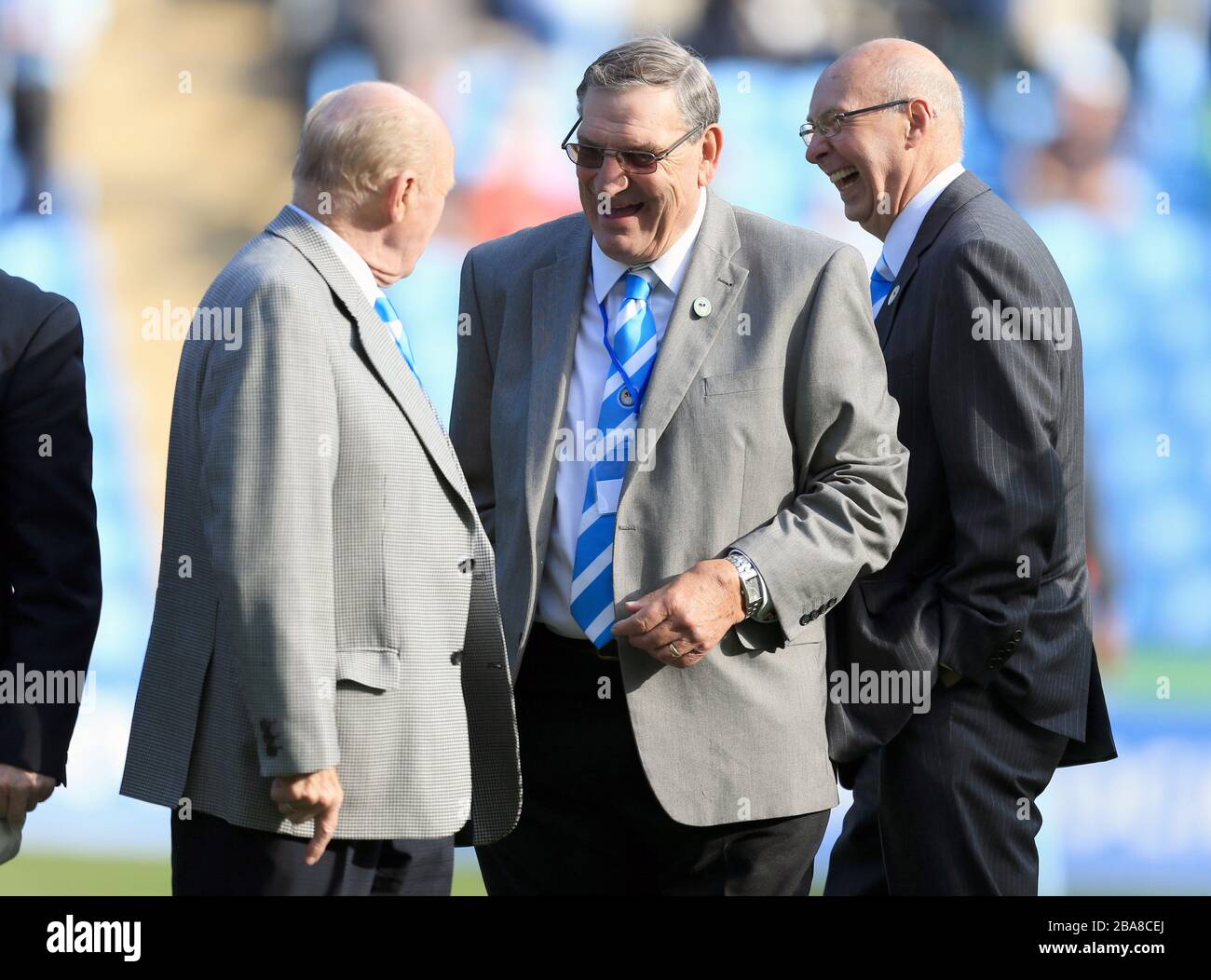 Le leggende di Coventry City si allineano sul campo a metà tempo durante la partita di npower Football League One presso la Ricoh Arena di Coventry. Foto Stock