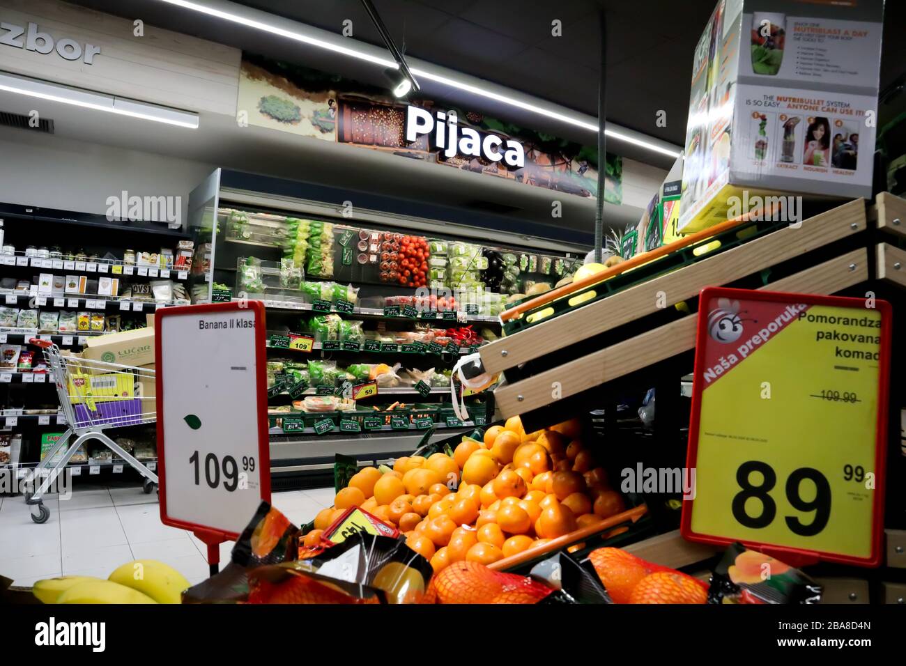 NIS Serbia,March 08,2020:frutta e verdura al NEGOZIO MAXI di alimentari in Nis,interno del Maxi Supermarket leader nella vendita al dettaglio di massa in Serbia Foto Stock