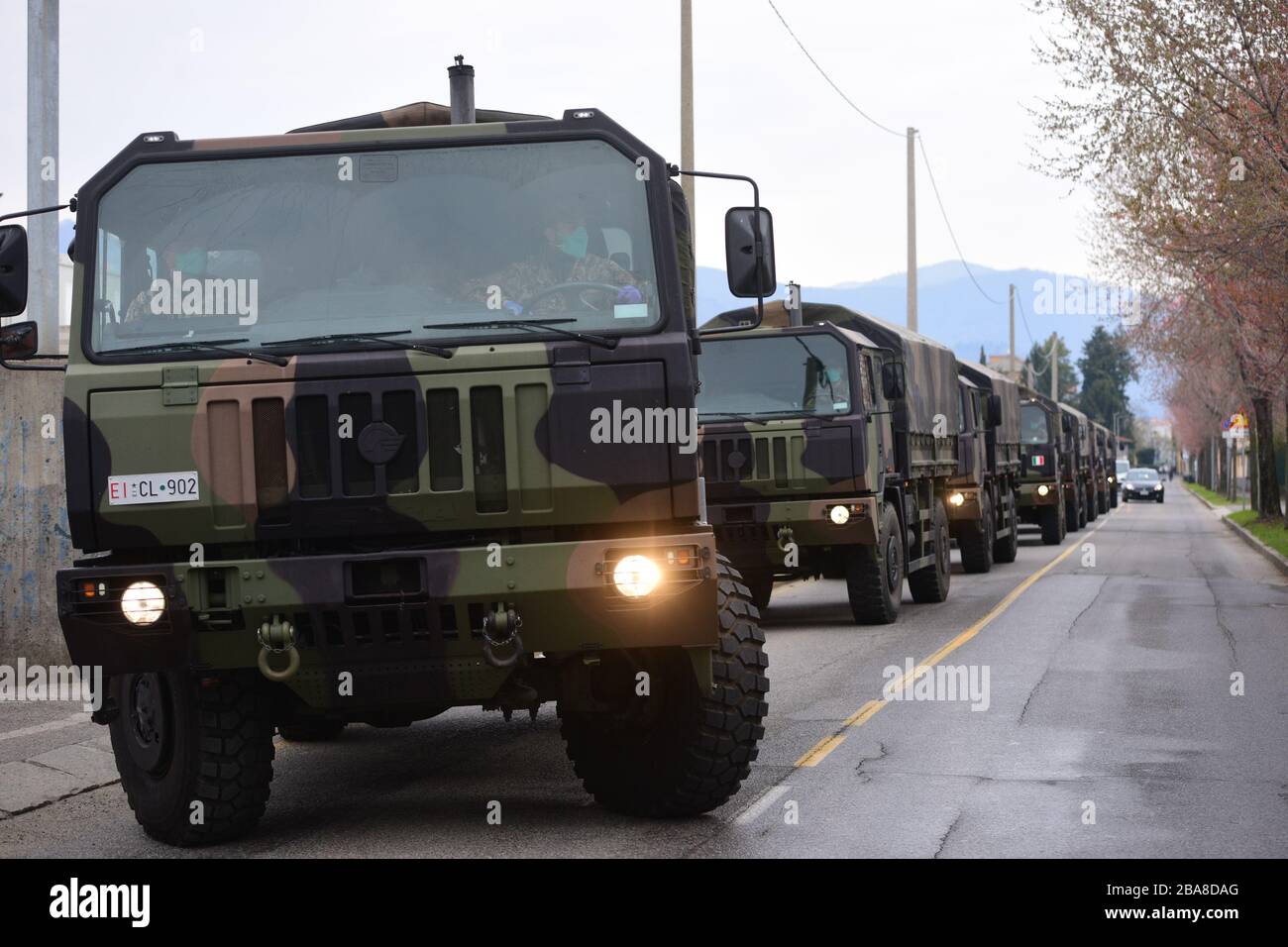 Bergamo, Italia. 26 marzo 2020. Camion militari trasportano bare dal Cimitero Monumentale di Bergamo il 26 marzo 2020 Credit: Piero Crociatti/Alamy Live News Foto Stock