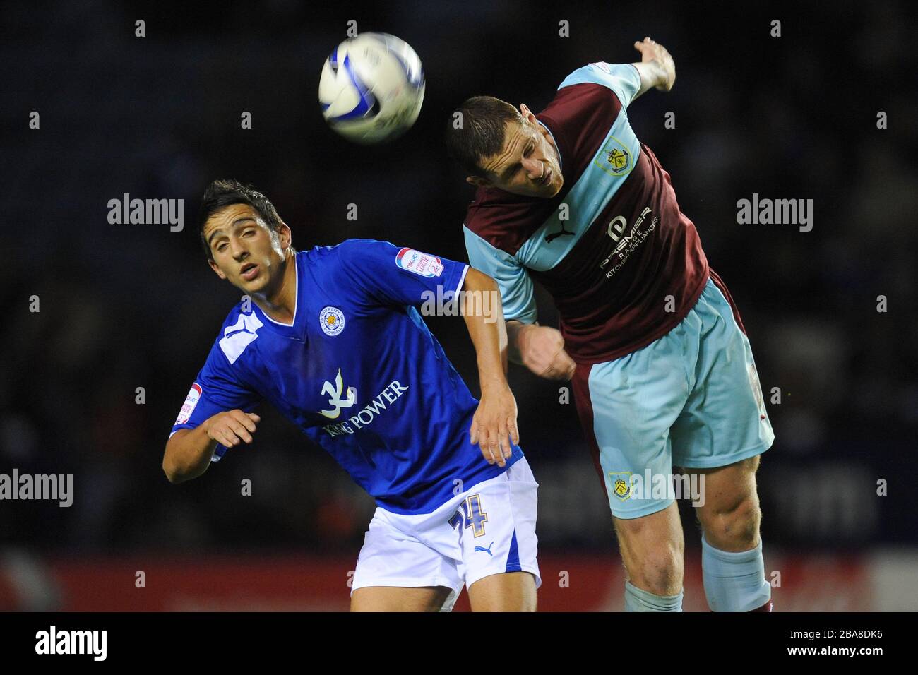 Anthony Knockaert di Leicester City e Chris McCann di Burnley combattono per la palla Foto Stock