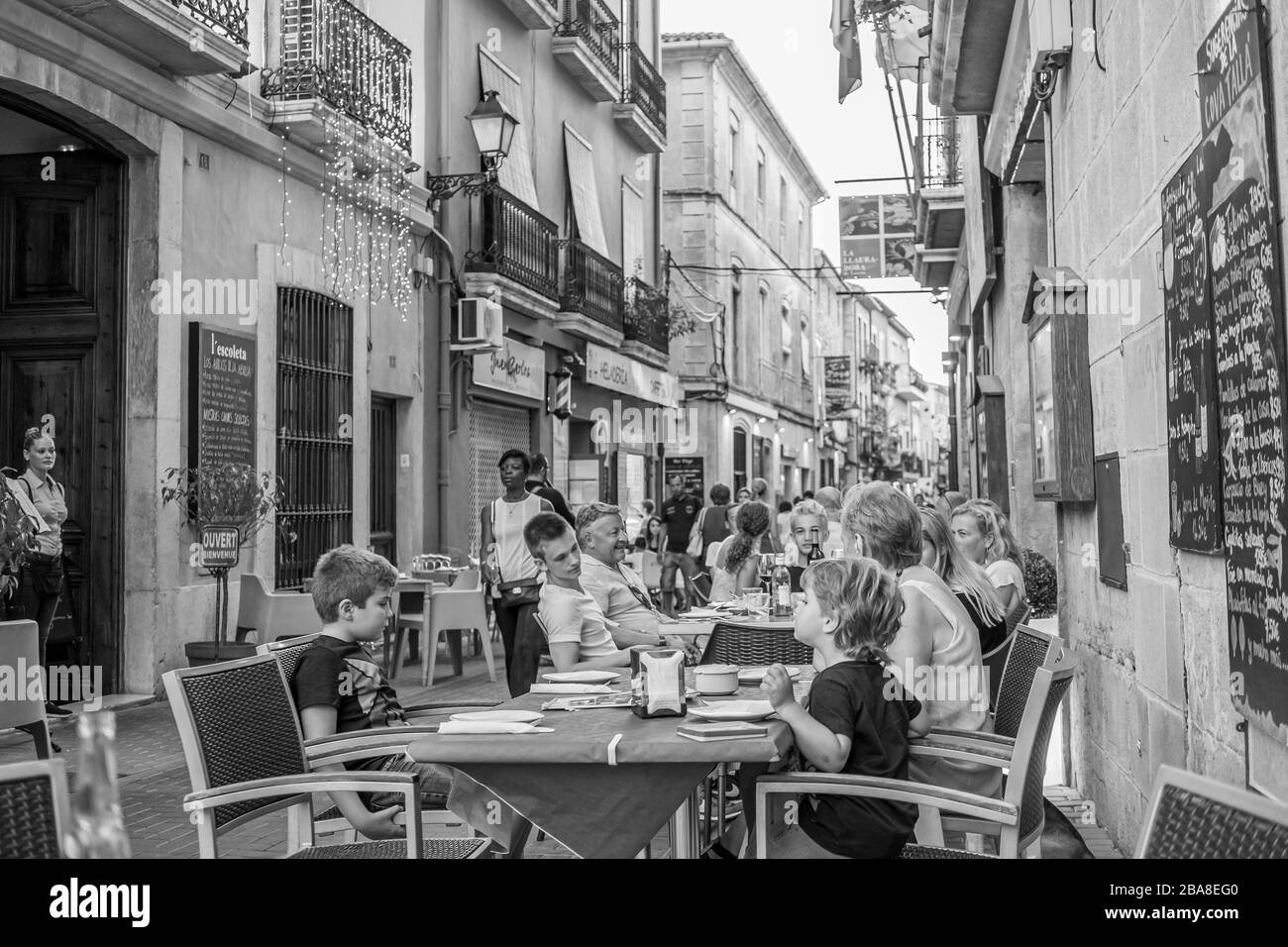 La gente che mangia fuori nel quartiere gastronomico in Denia Costa Blanca Spagna Foto Stock