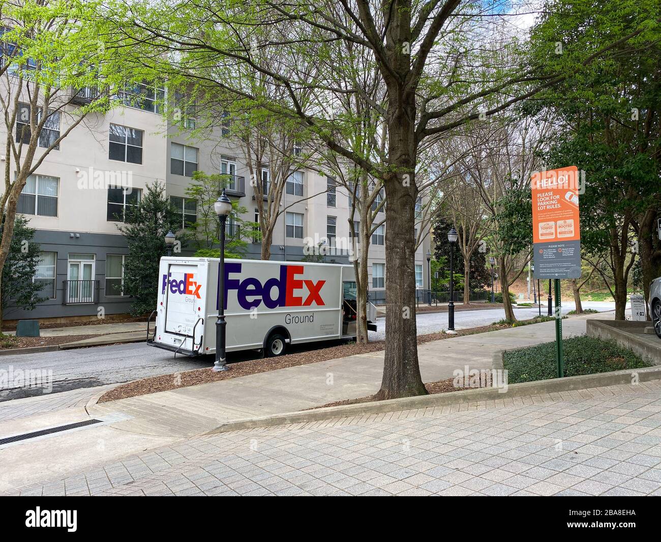 Atlanta, GA/USA-3/21/20: Un camion FedEx che consegna il pacchetto ai Condominiums e agli edifici corporativi nel distretto di Buckhead di Atlanta, GA. Foto Stock
