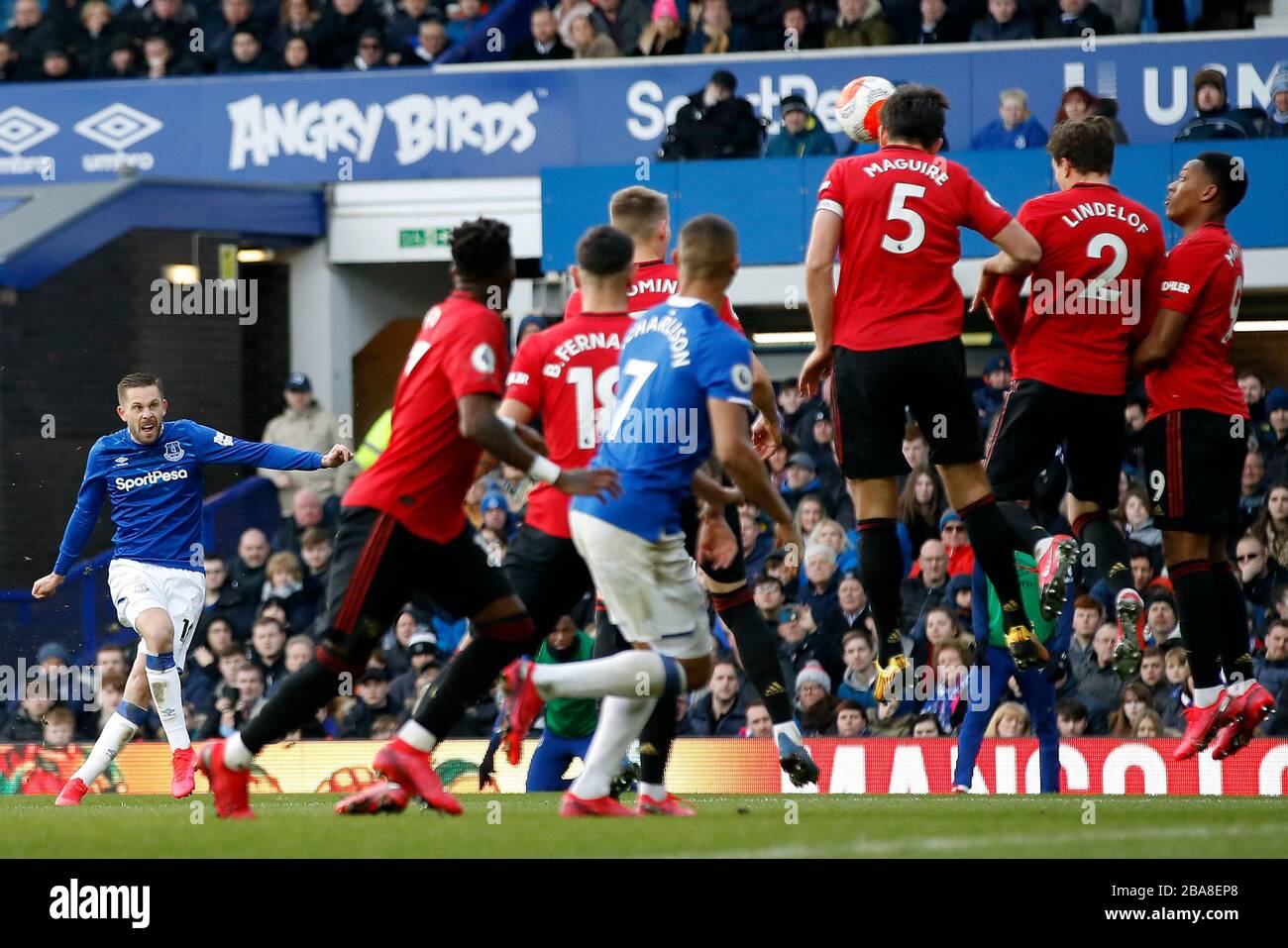 Gylfi Sigurdsson di Everton (a sinistra) prende un calcio libero Foto Stock