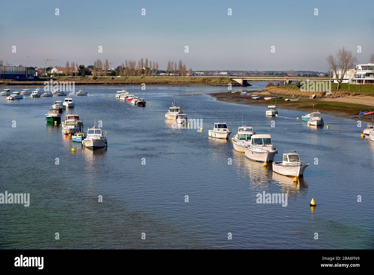 Porto sul fiume la vie a Saint-Gilles-Croix-de-vie, comune nel dipartimento della Vandea nella regione della Loira nella Francia occidentale Foto Stock