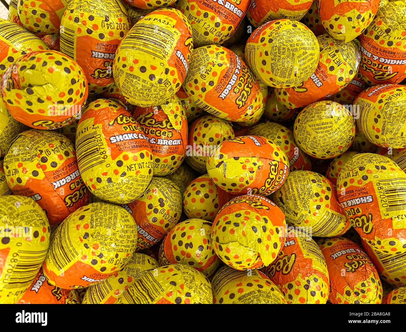 Atlanta, GA/USA-3/21/20: Un primo piano di pezzi Reeses Shake and Break uova di cioccolato per regali di pasqua in un negozio di alimentari Kroger ad Atlanta, Georgia. Foto Stock