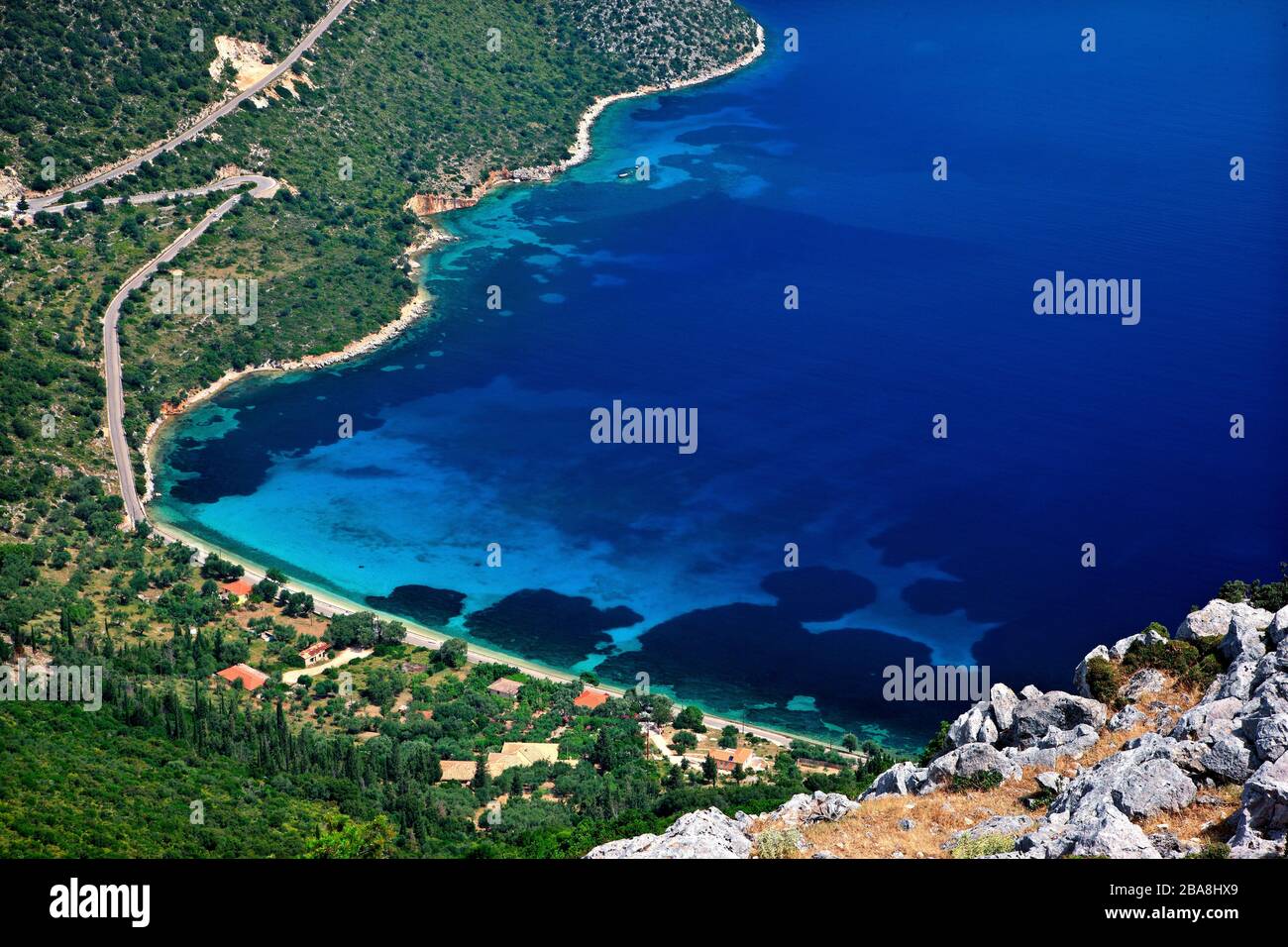 Spiaggia di Mprosta Aetos, nel punto 'più stretto' dell'isola di Ithaca ('Ithaki'), prefettura di Cefalonia, Mar Ionio, Grecia. Foto Stock