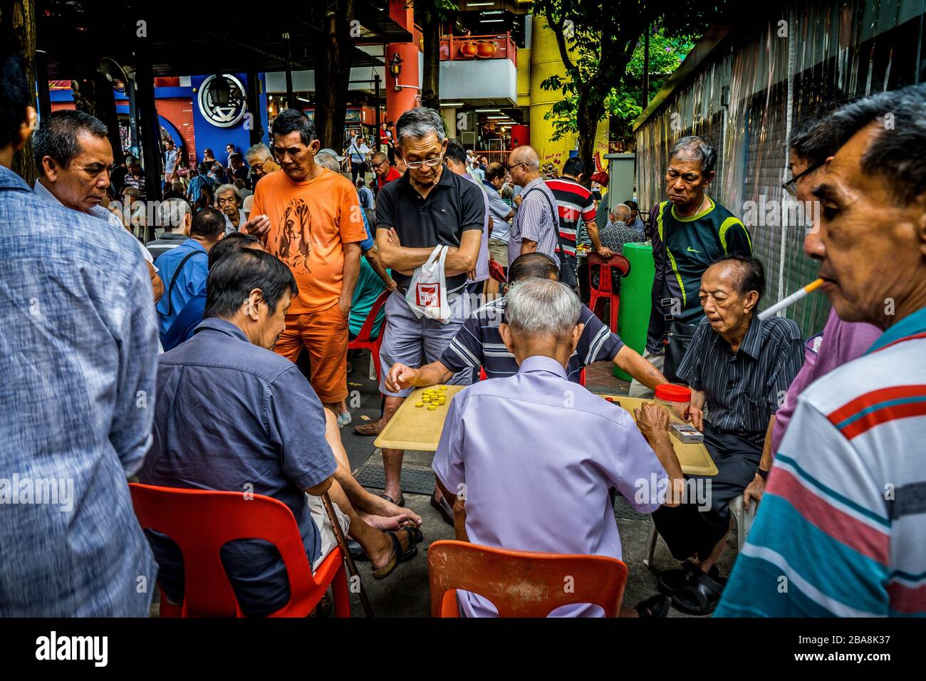 CHINATOWN / SINGAPORE, 28 Apr 2018 - gli anziani Singapore si riuniscono per guardare e giocare gli scacchi cinesi nel complesso People's Park. Foto Stock