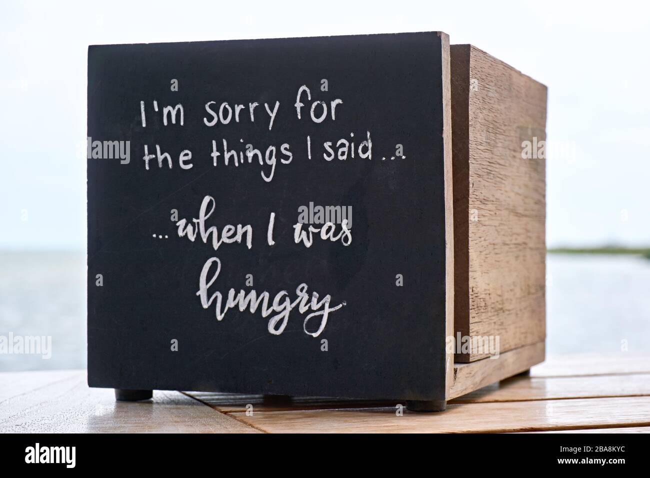 Box in legno in un ristorante con testo o citazione. Mi dispiace per le cose che ho detto, quando avevo fame. Foto Stock