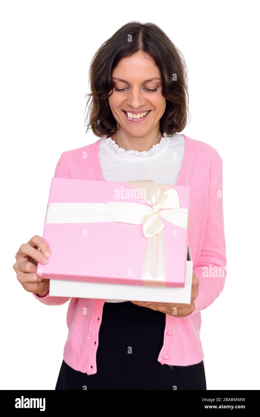 Studio di Happy Woman apertura confezione regalo isolato su sfondo bianco Foto Stock