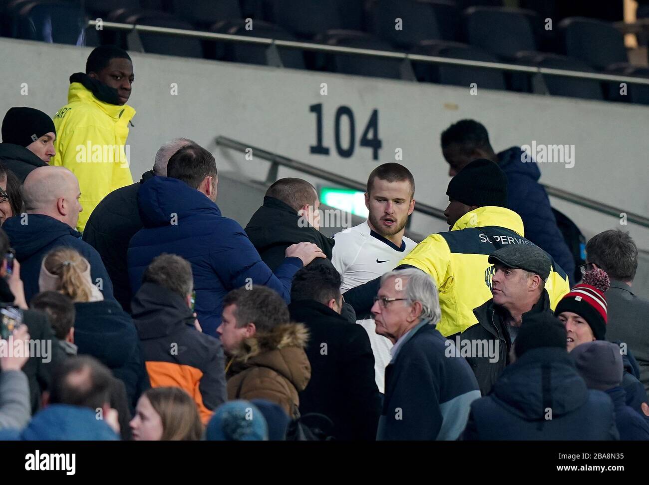 Eric Dier di Tottenham Hotspur ha un'alternazione con un fan negli stand dopo il gioco Foto Stock