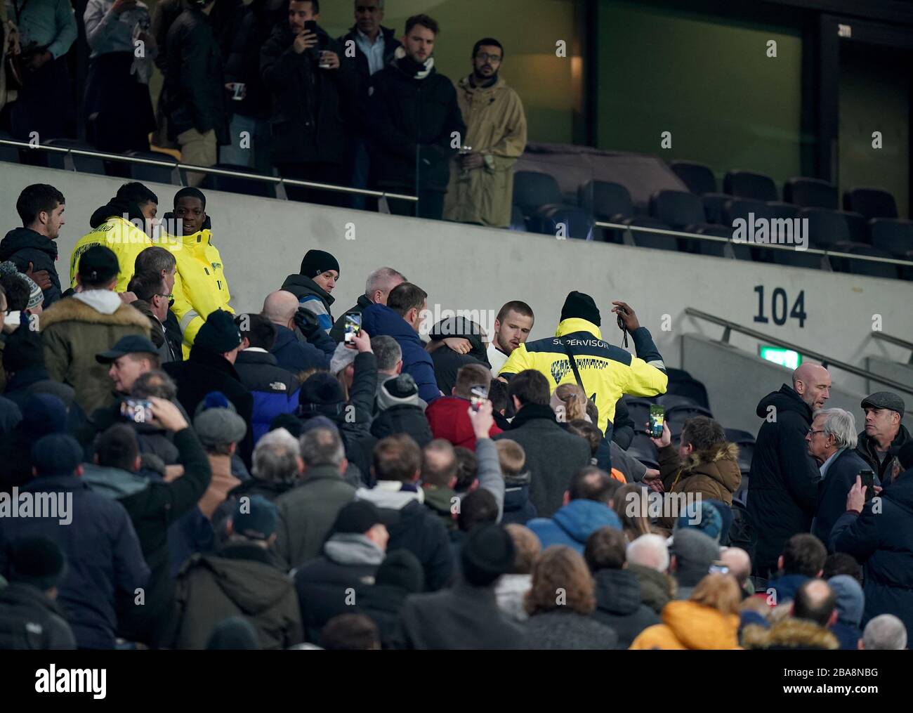 Eric Dier di Tottenham Hotspur ha un'alternazione con un fan negli stand dopo il gioco Foto Stock