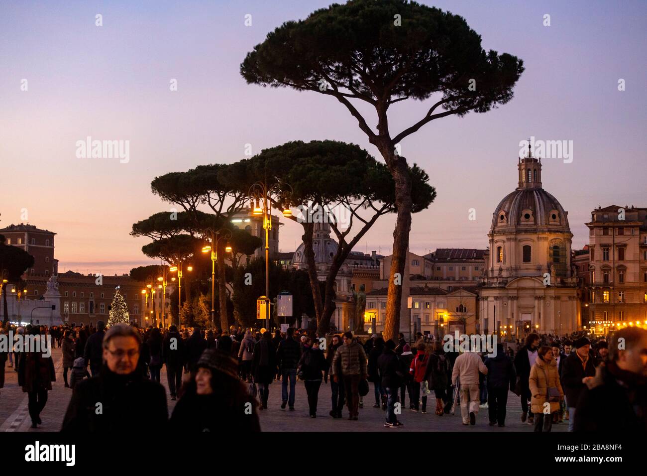 Turisti che visitano le attrazioni di Roma di notte Foto Stock