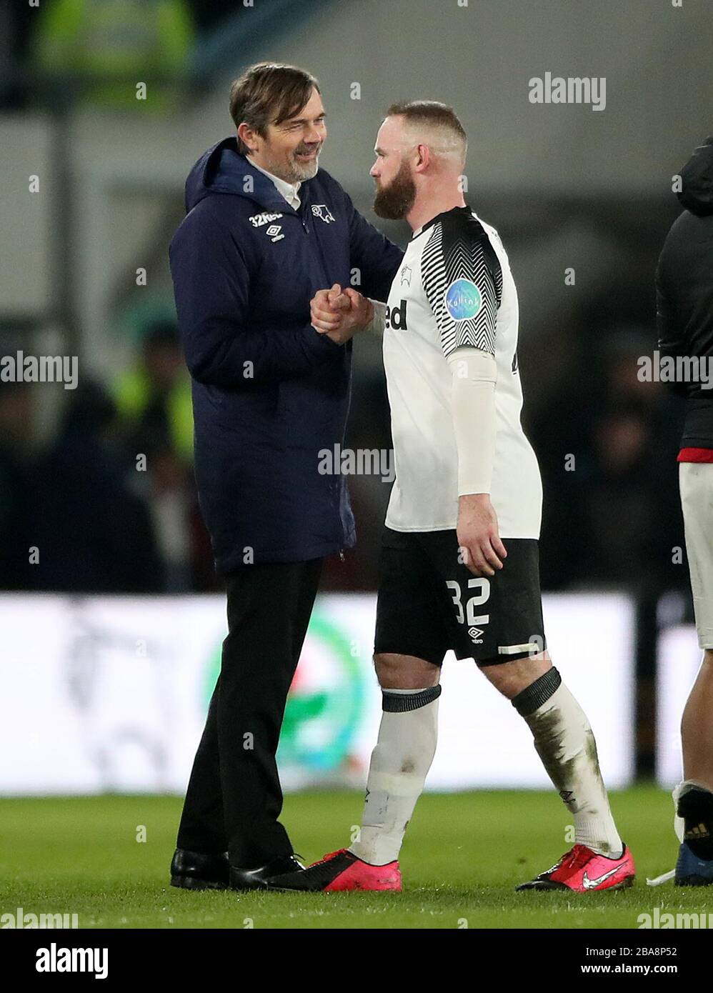 Il manager della contea di Derby Phillip Cocu scrolla le mani con Wayne Rooney dopo il gioco Foto Stock