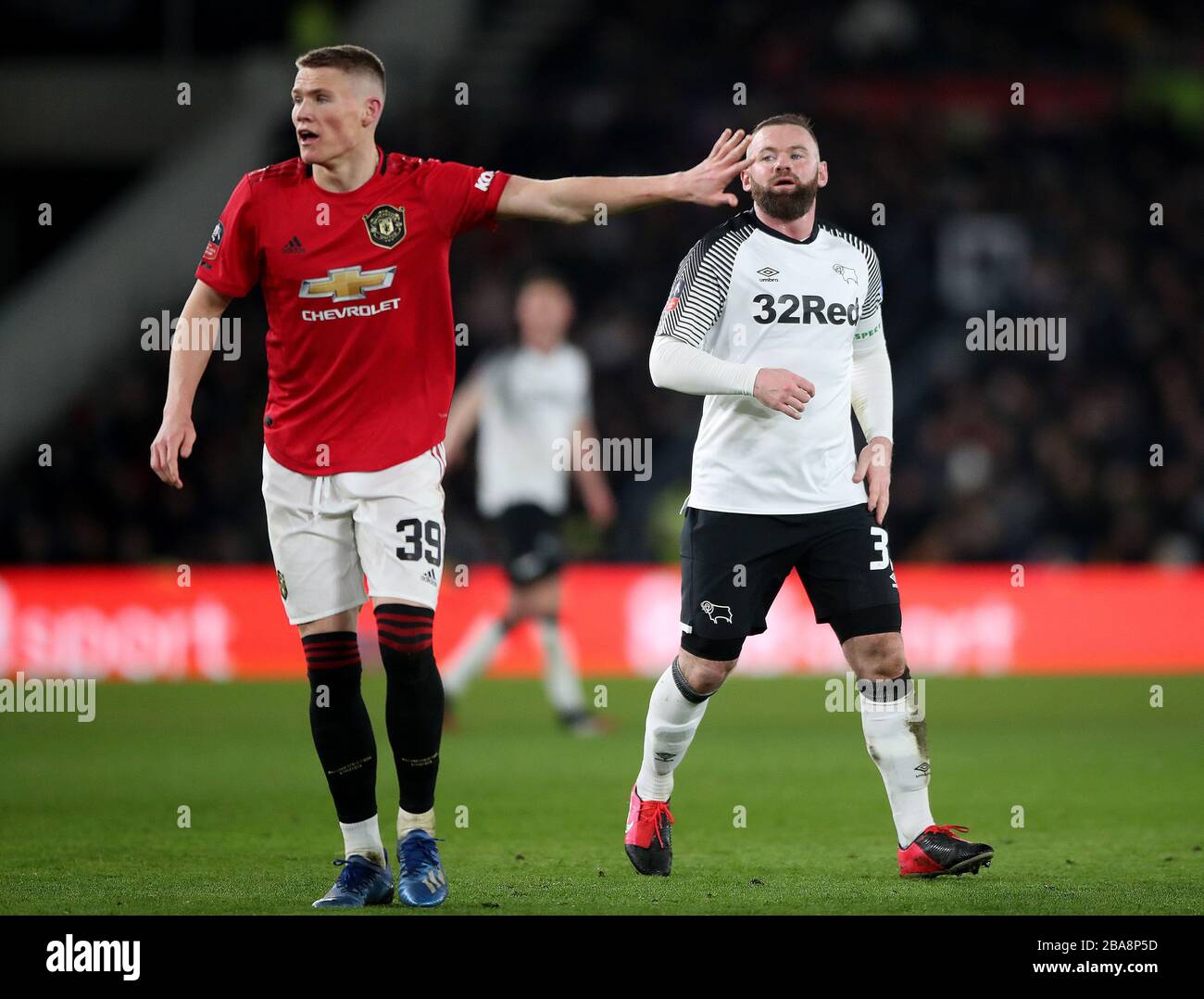 Scott McTominay del Manchester United (a sinistra) e Wayne Rooney della Derby County in azione Foto Stock