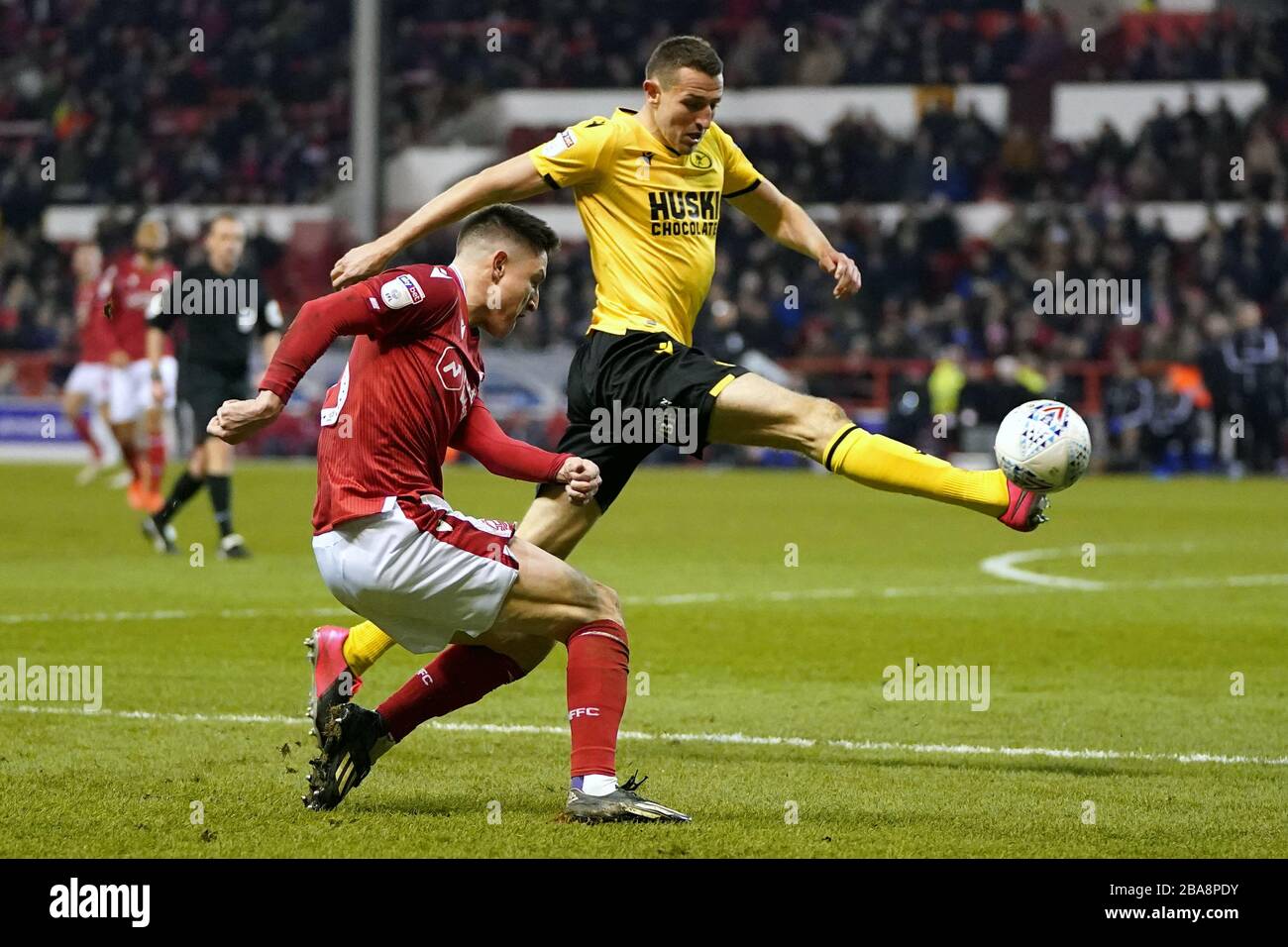 Murray Wallace di Millwall si batte per la palla con Joe Lolley della Foresta di Nottingham Foto Stock