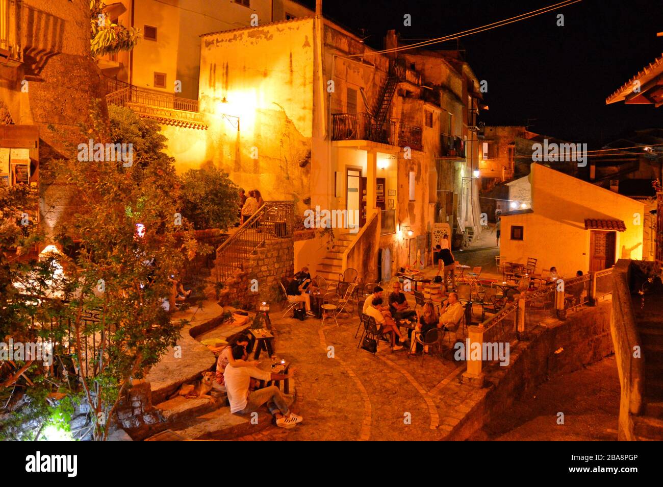 Immagine della vita notturna in estate a San Nicola Arcella, antico borgo della Calabria Foto Stock