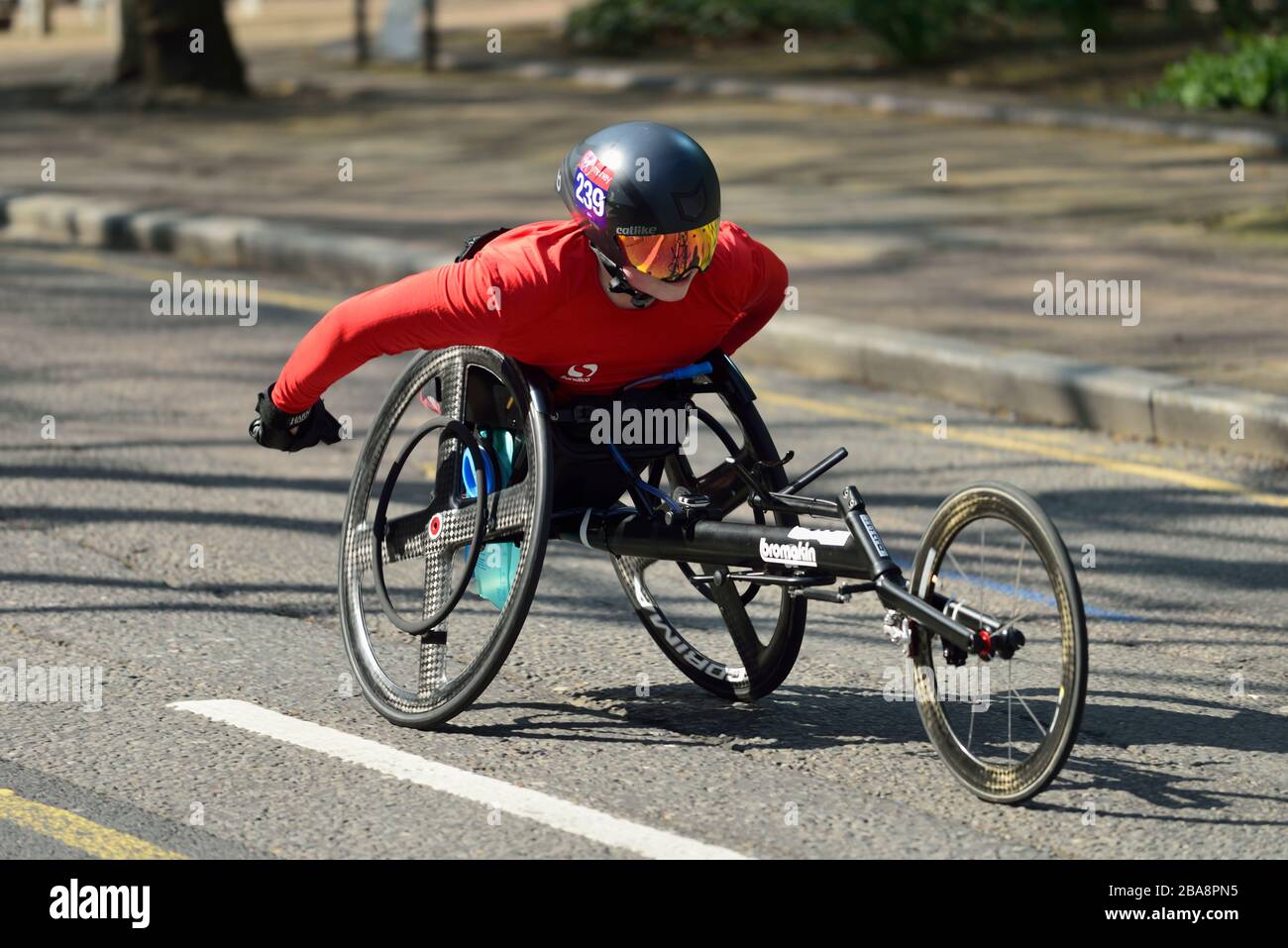 Concorrente della sedia a rotelle, 2018 Virgin Money London Marathon, East London, Regno Unito Foto Stock