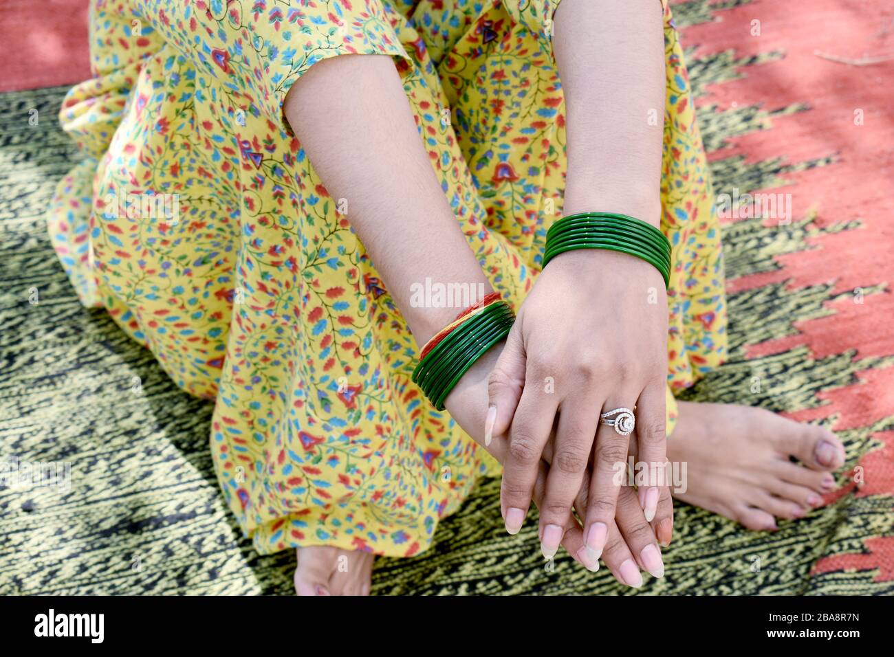 La ragazza indiana completa un Rasam nel rituale di nozze Foto Stock