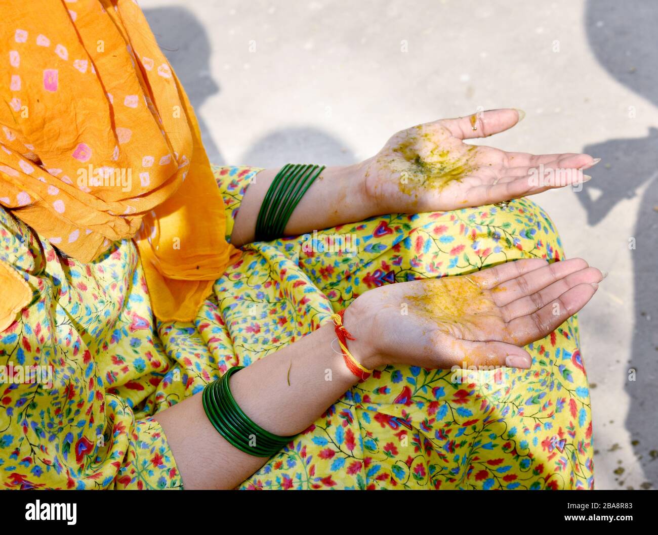 La ragazza indiana completa un Rasam nel rituale di nozze Foto Stock