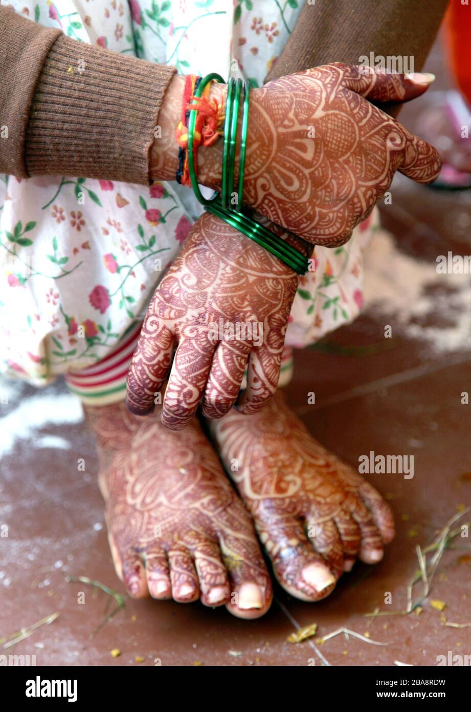 La ragazza indiana completa un Rasam nel rituale di nozze Foto Stock