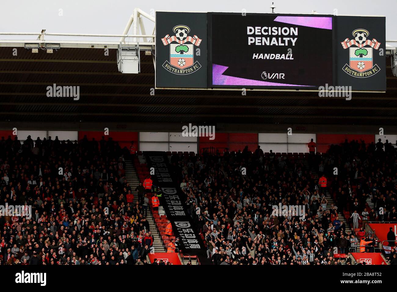 I sostenitori di Southampton e Newcastle reagiscono a una decisione del VAR per una sanzione Foto Stock