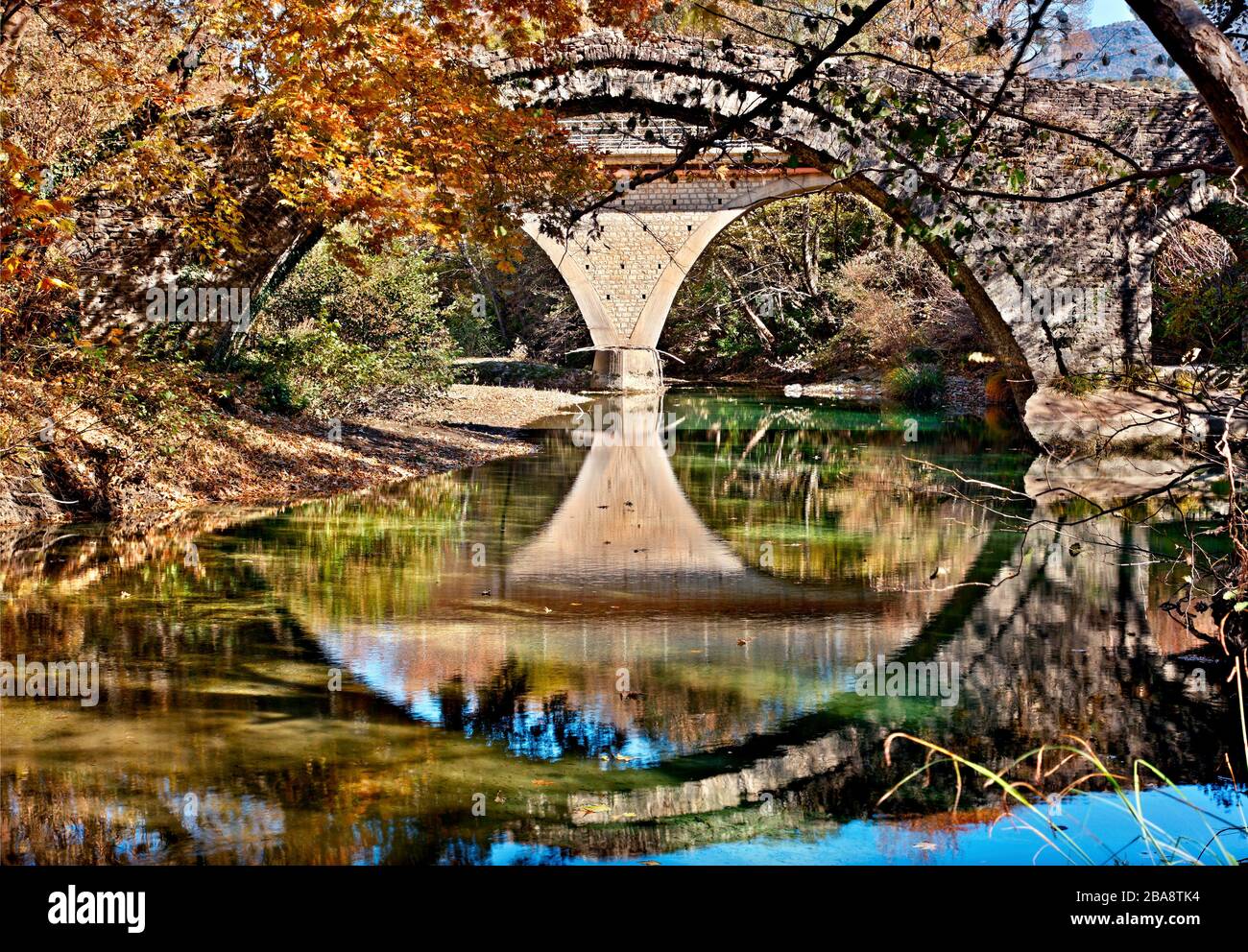 Il Kaberaga (o 'Kaber Aga'), vecchio ponte di pietra, vicino al villaggio di Miliotades, regione di Zagori orientale, Ioannina, Epiro, Grecia Foto Stock