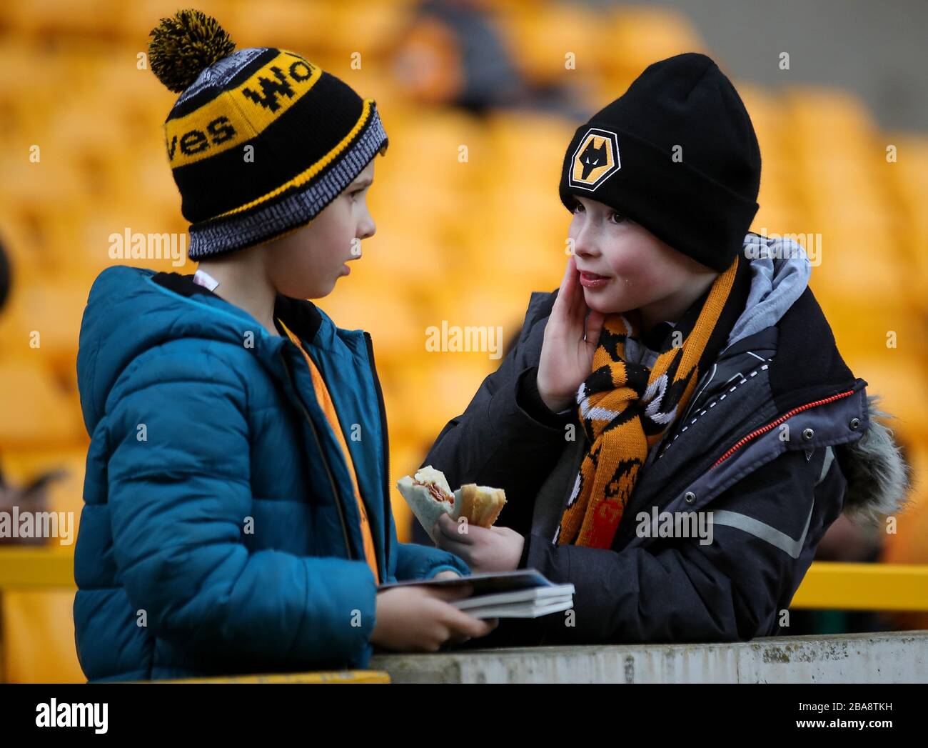 Una visione generale dei giovani fan di Wolverhampton Wanderers prima del gioco Foto Stock