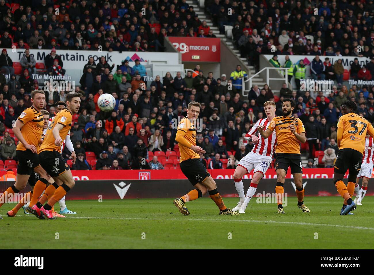 Sam Clucas di Stoke City segna il terzo gol contro Hull City durante la partita del Campionato Sky Bet allo stadio bet365 Foto Stock