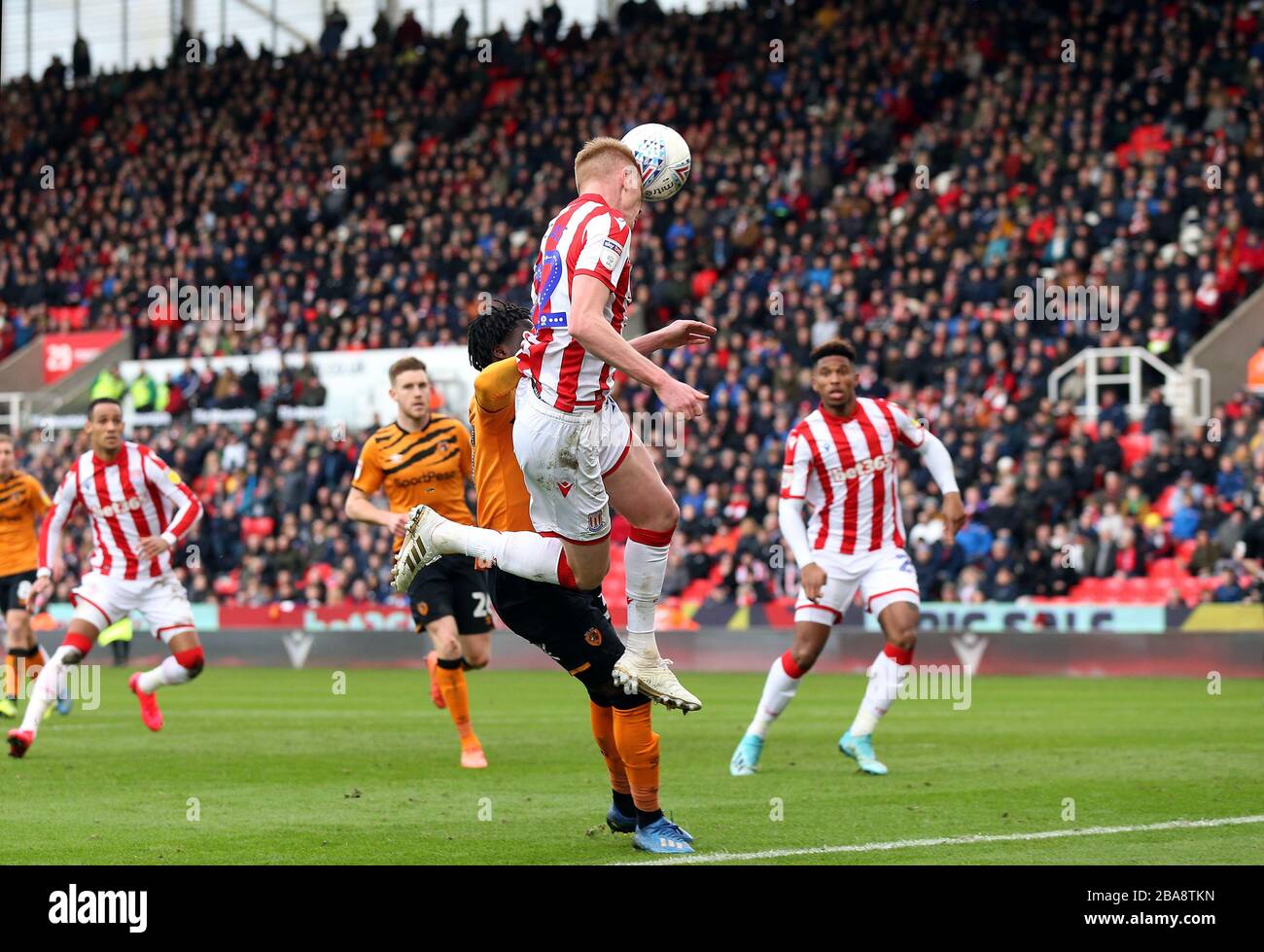 Sam Clucas di Stoke City segna il quarto gol contro Hull City durante la partita del Campionato Sky Bet allo stadio bet365 Foto Stock