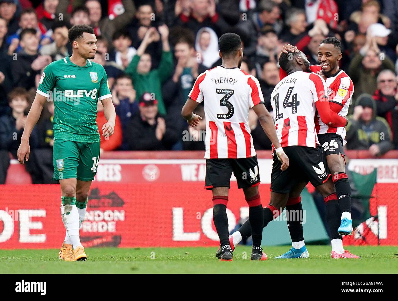 Tariqe Fosu (a destra) di Brentford celebra il quinto gol del suo fianco Foto Stock