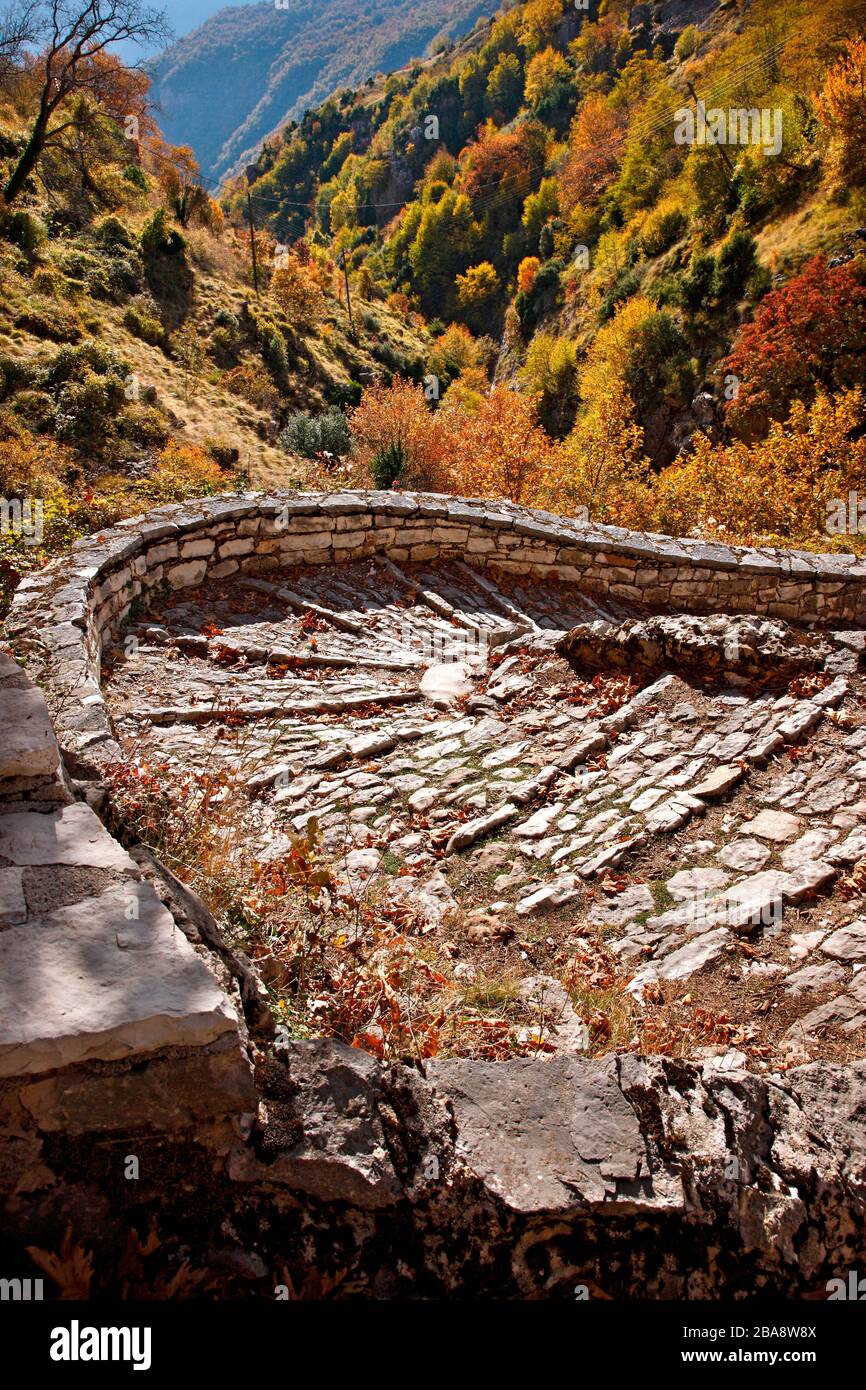 Bellissimo sentiero in pietra al villaggio di Syrrako, montagne di Tzoumerka, Ioannina, Epiro, Grecia. Foto Stock