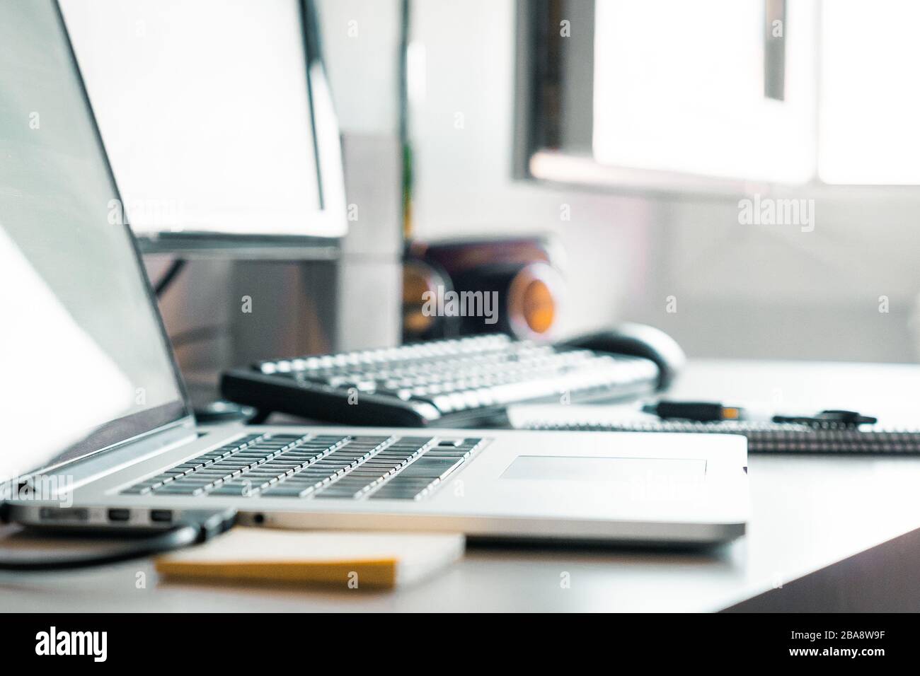 Scrivania con computer, lavoro da casa Foto Stock