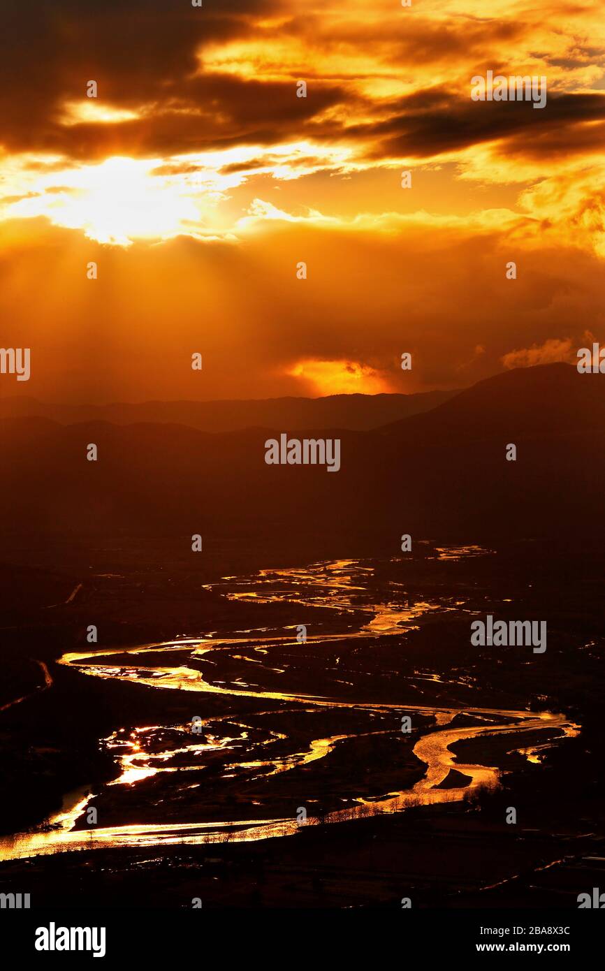 Aoos fiume che attraversa le pianure di Konitsa intorno al tramonto. Ioannina, Epiro, Grecia. Foto Stock