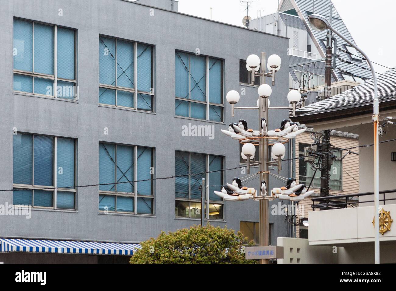 Lampada stradale a Kappabashi-dori, Tokyo, Giappone Foto Stock