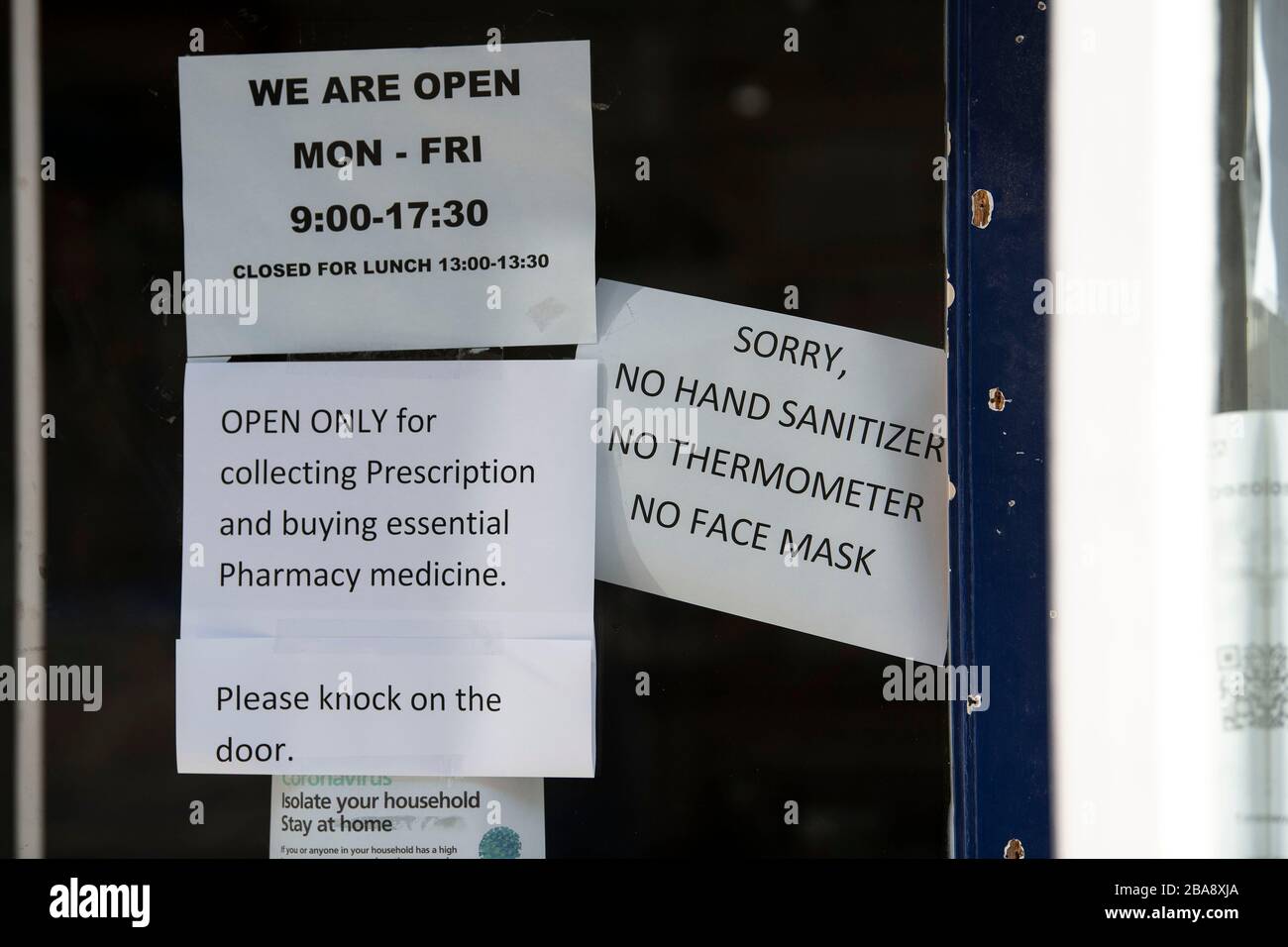 26.03.20. Pandemia coronavirus, bagno, Somerset. Un avviso nella finestra di una farmacia a Bath, Somerset, dopo che il governo britannico ha annunciato severe res Foto Stock