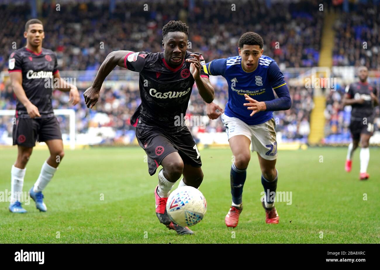 La battaglia di Reading Andy Yiadom per la palla con la Jude Bellingham di Birmingham City durante la battaglia di Birmingham City e Reading Foto Stock