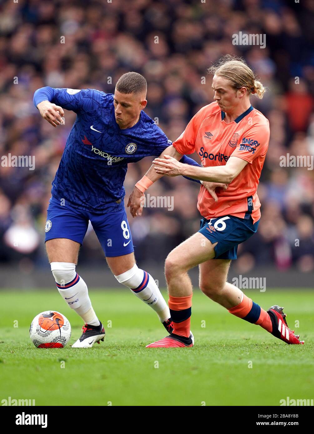 Ross Barkley di Chelsea (a sinistra) e Tom Davies di Everton combattono per la palla Foto Stock