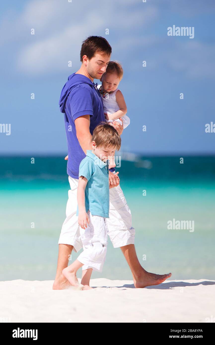 Boracay, Phillippinen, Insel, Familie am Strand, Mann mit zwei Kinder am Strand, MR: Sì Foto Stock