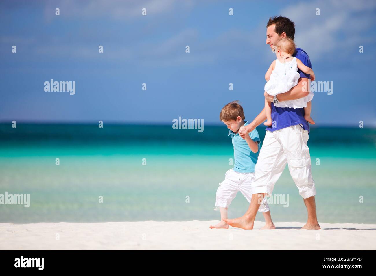 Boracay, Phillippinen, Insel, Familie am Strand, Mann mit zwei Kinder am Strand, MR: Sì Foto Stock
