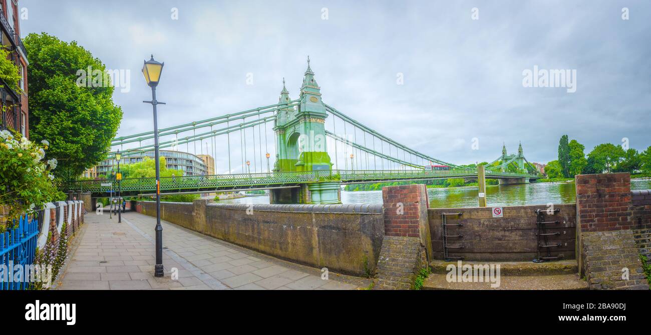 Hammersmith Bridge sulla Thames Path a West London, Regno Unito Foto Stock
