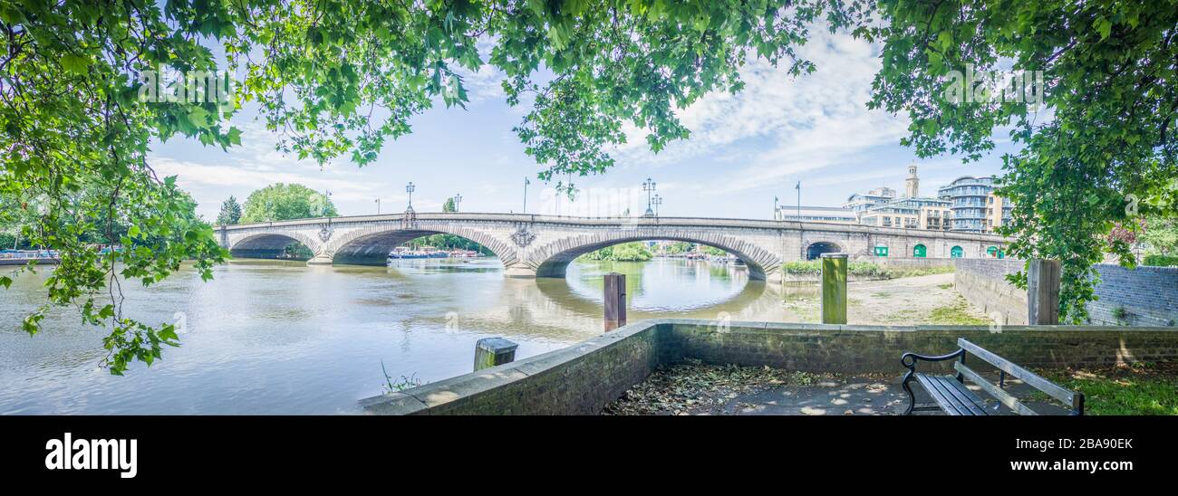 Kew Bridge panorama nella zona ovest di Londra, grado II elencato ponte sul fiume Tamigi Foto Stock