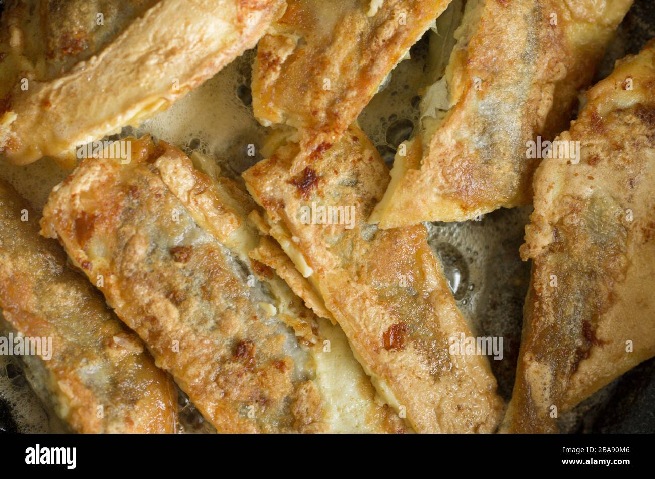 Fritto in pastella di pesce Merlano con una deliziosa crosta vista dall'alto Foto Stock