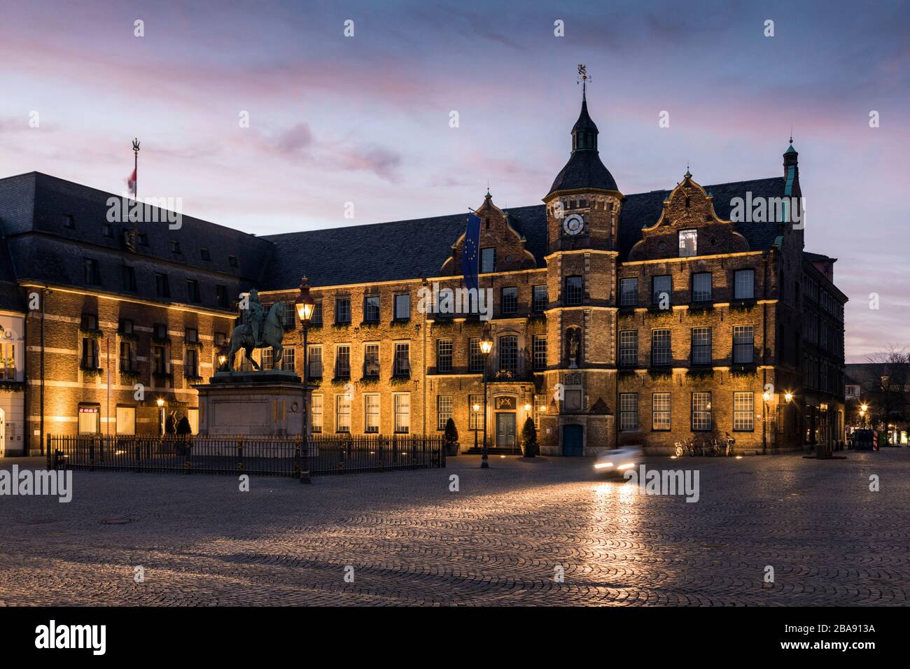 Il municipio di Dusseldorf sulla Marktplatz nella città vecchia Foto Stock