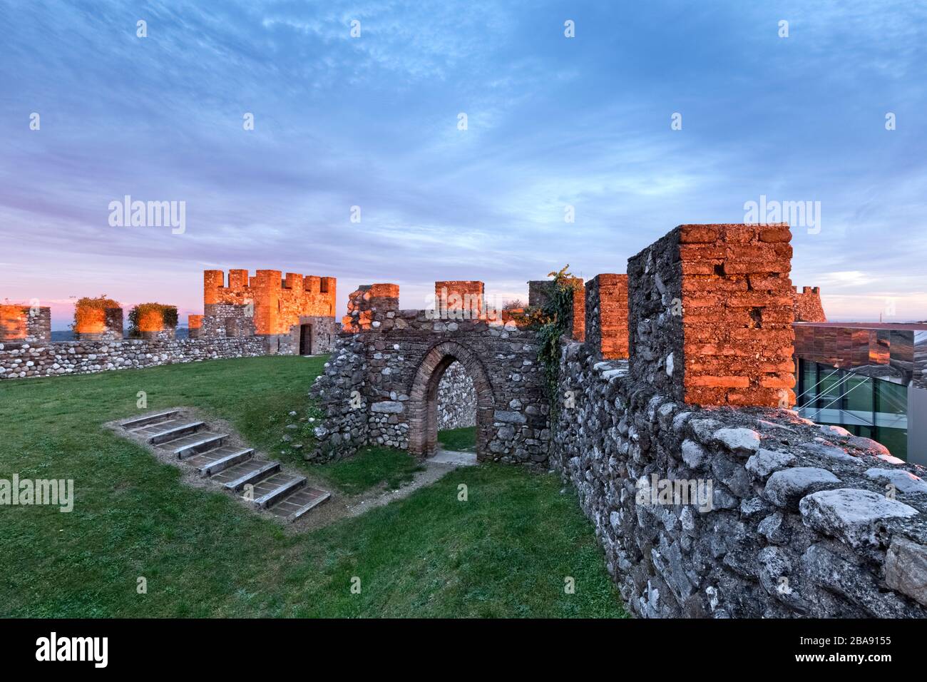 Tramonto sulle mura merlate della Rocca di Lonato. Lonato del Garda, provincia di Brescia, Lombardia, Italia, Europa. Foto Stock