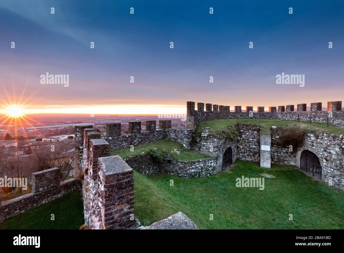 Tramonto sulle mura merlate della Rocca di Lonato. Lonato del Garda, provincia di Brescia, Lombardia, Italia, Europa. Foto Stock