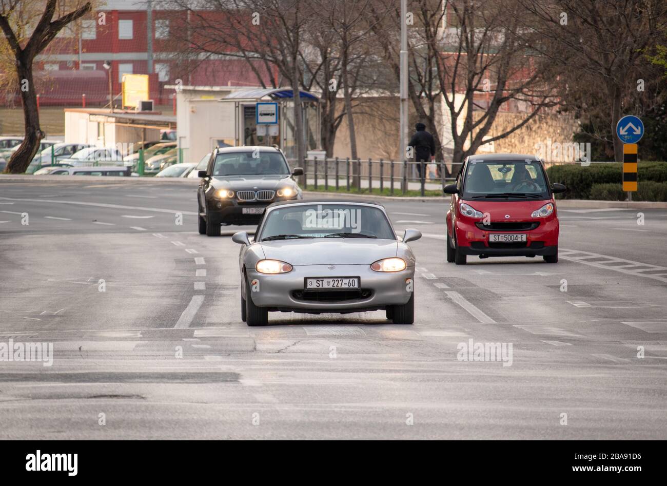 Auto che guidano su una strada pubblica a Spalato, Croazia. Silver Mazda MX-5 in Focus, vecchio modello della famosa auto sportiva giapponese. Foto Stock