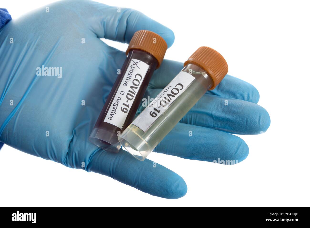 Provetta per analisi del sangue e vaccino in mano al medico con guanti medici blu. Foto Stock